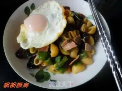 Make stir-fried macaroni with ham and fungus step 9
