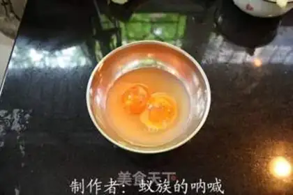 Make White melon and salted egg soup step 2