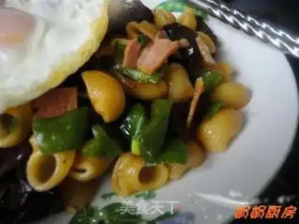 Make stir-fried macaroni with ham and fungus step 10