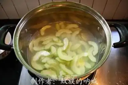 Make White melon and salted egg soup step 4