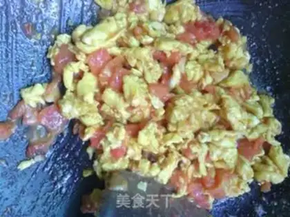 Make tomato scrambled eggs step 4