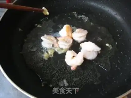 Make stir-fried shrimps with Chinese toon step 3