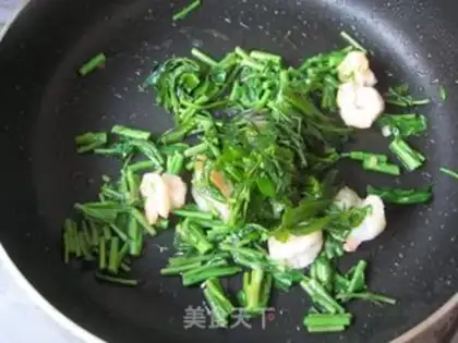 Make stir-fried shrimps with Chinese toon step 5