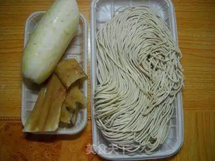 Make braised noodles with preserved skin and radish step 0