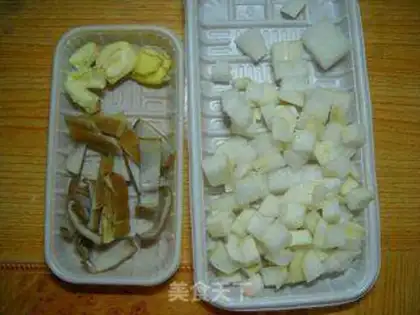 Make braised noodles with preserved skin and radish step 1