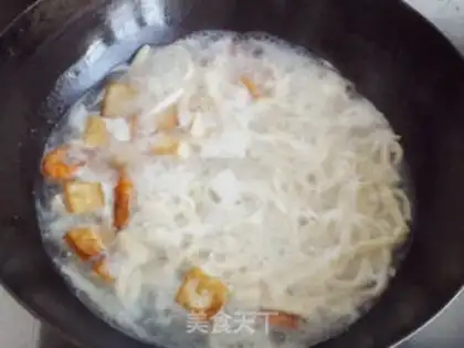 Make Noodles in soup with fresh shrimp oil and tofu step 3
