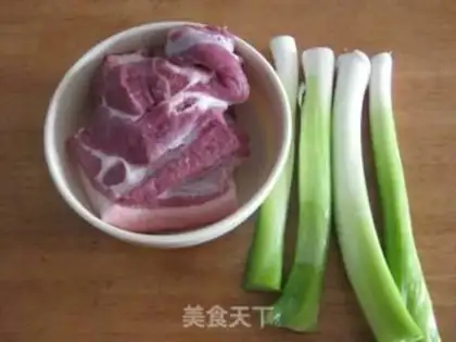 Make Steamed buns with pork and green onions step 0