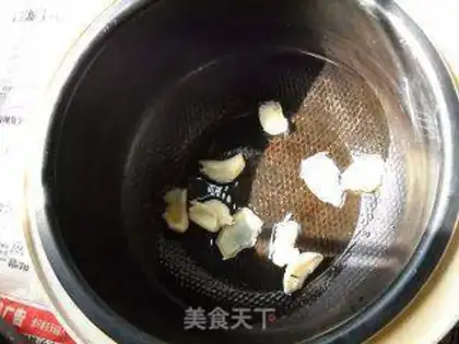 Make braised noodles with preserved skin and radish step 2