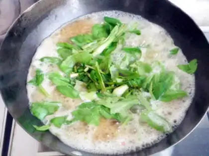 Make Noodles in soup with fresh shrimp oil and tofu step 4