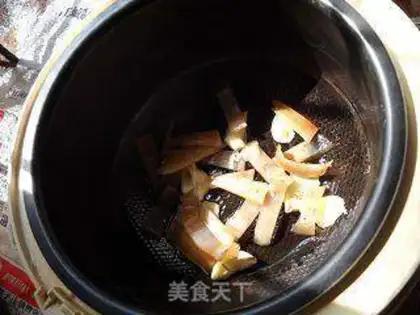 Make braised noodles with preserved skin and radish step 3