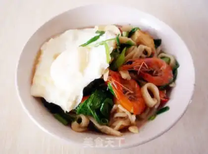 Make Noodles in soup with fresh shrimp oil and tofu step 5