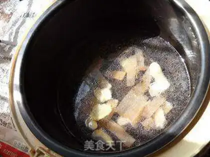 Make braised noodles with preserved skin and radish step 4