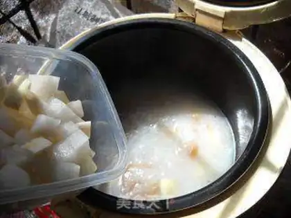 Make braised noodles with preserved skin and radish step 5
