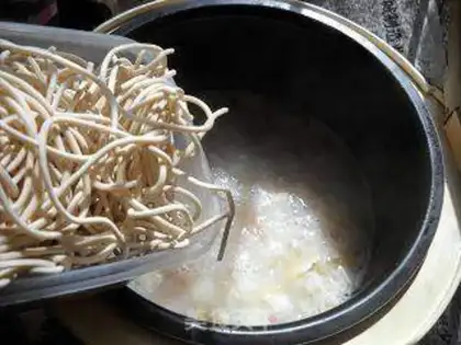 Make braised noodles with preserved skin and radish step 7