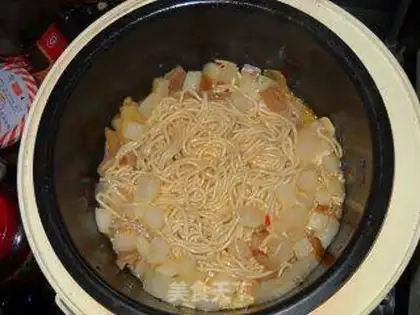 Make braised noodles with preserved skin and radish step 8