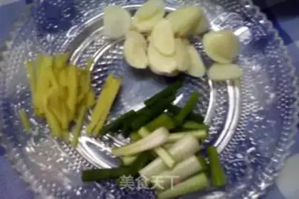 Make stir-fried river shrimp with edame step 1