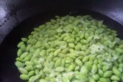 Make stir-fried river shrimp with edame step 3