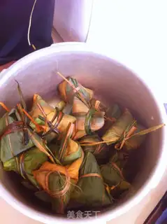 Make Egg yolk fresh meat rice dumplings step 12