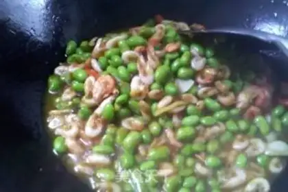 Make stir-fried river shrimp with edame step 5