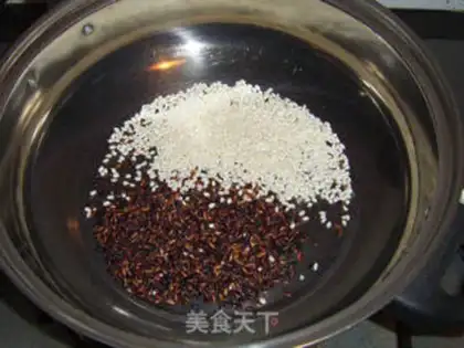 Make Longan lotus seed and honey glutinous porridge step 1
