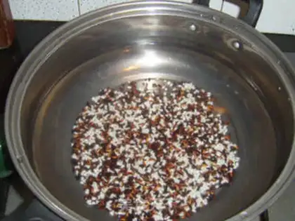 Make Longan lotus seed and honey glutinous porridge step 2