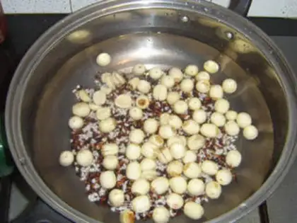 Make Longan lotus seed and honey glutinous porridge step 3