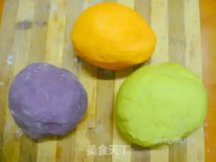 Make Three-colored chicken leg mushroom pork dumplings step 4