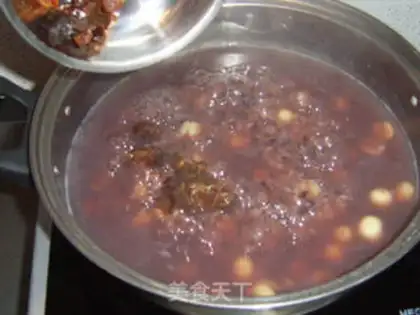Make Longan lotus seed and honey glutinous porridge step 8