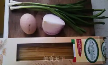 Make macaroni with onion step 0