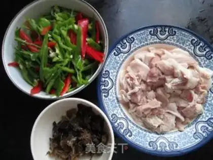 Make Shuixiang small stir-fried pork step 4