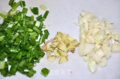 Make Shuixiang small stir-fried pork step 5