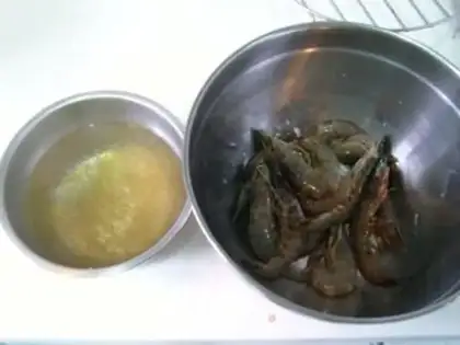 Make Steamed prawns with garlic shark