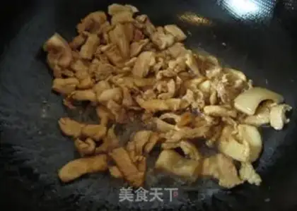 Make Shuixiang small stir-fried pork step 7