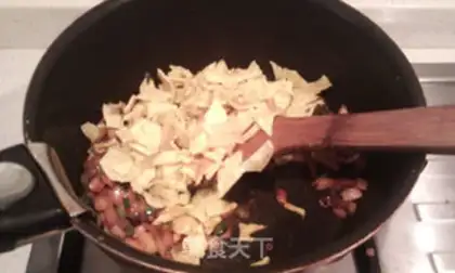 Make macaroni with onion step 10