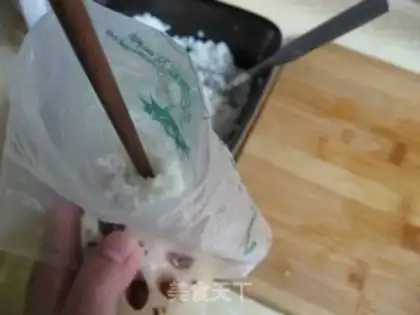 Make Osmanthus glutinous rice lotus root step 4