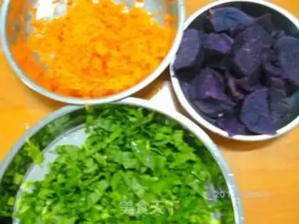 Make Three-colored rose steamed buns step 2