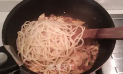 Make macaroni with onion step 12
