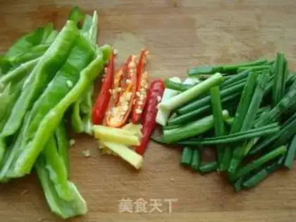 Make stir-fried shredded pork with gluten step 2