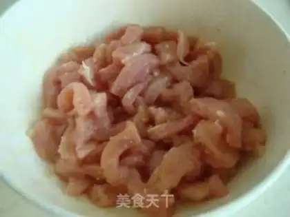 Make stir-fried shredded pork with gluten step 4