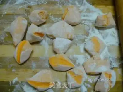 Make Three-colored rose steamed buns step 7