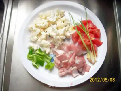 Make stir-fried belly crotch with tomato and cauliflower step 0