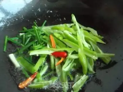 Make stir-fried shredded pork with gluten step 6