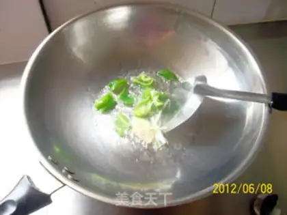 Make stir-fried belly crotch with tomato and cauliflower step 1