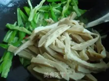 Make stir-fried shredded pork with gluten step 7