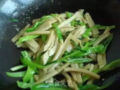 Make stir-fried shredded pork with gluten step 8