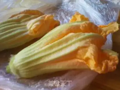 Make Stuffed melon flowers step 1