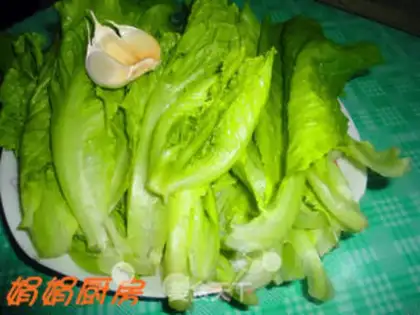 Make lettuce with minced garlic step 0