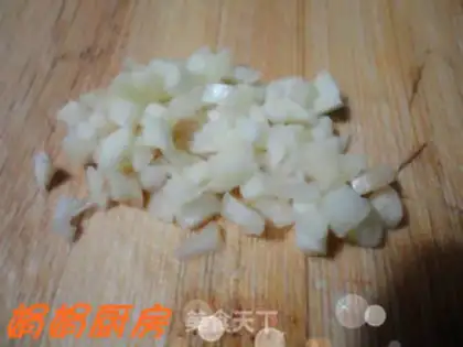 Make lettuce with minced garlic step 1