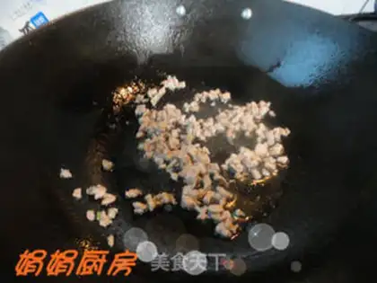 Make Pastoral diced pork fried rice step 2
