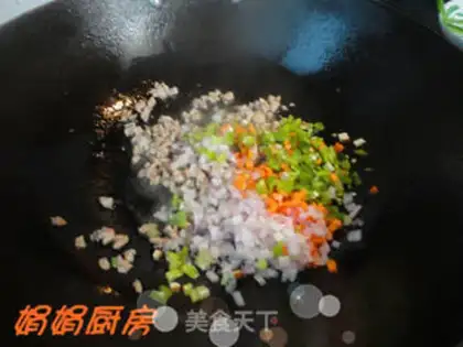 Make Pastoral diced pork fried rice step 3